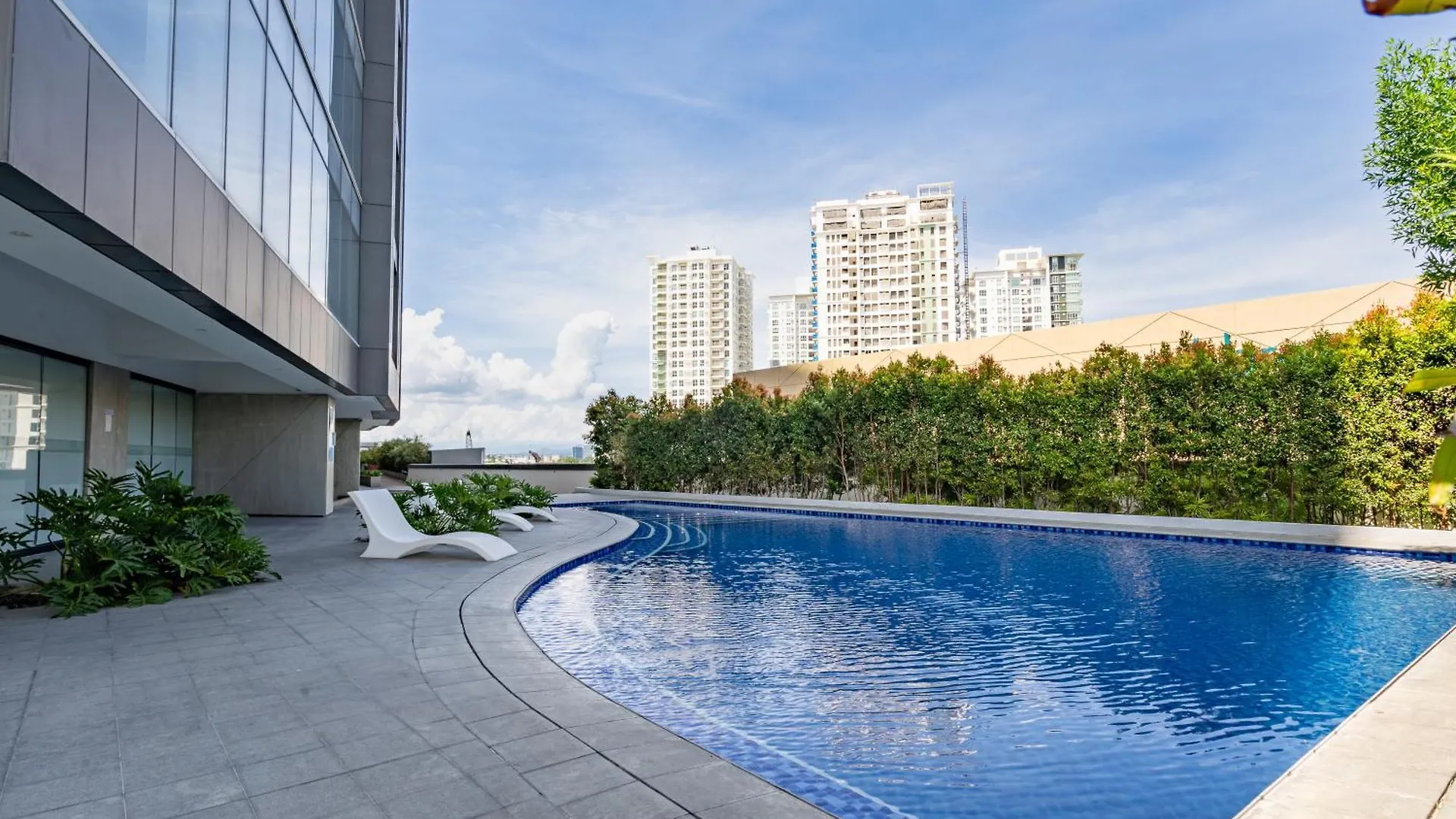 Aeon Towers Apartments I Next To Abreeza Ayala Malls I Prime Location L Fast Wifi L Free Pool I Managed By Bleuspace Davao